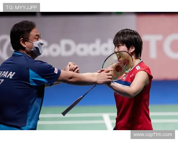 山口茜买个包比我半年工资还多，翻牌明星都得抢着合影！