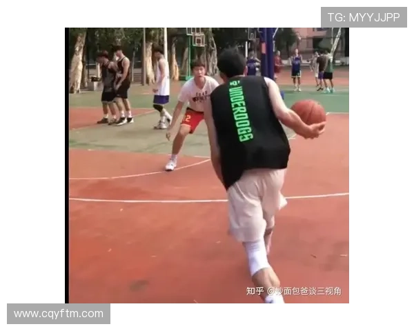 篮球比赛中翻腕违例如何判定？